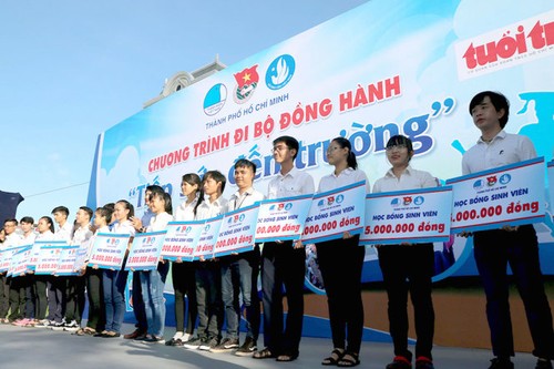 Thousands of young volunteers walk to raise funds for poor children’s schooling - ảnh 1